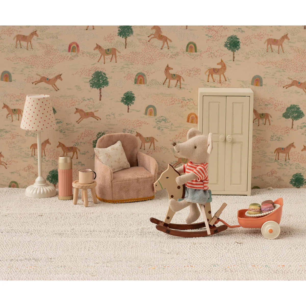 Gepunktete weiße Maus mit Schaukelpferd, rot-weiß gestreiftes Shirt