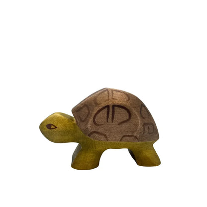 Holzschildkröte Spielzeug mit braunem Panzer und olivgrünem Körper