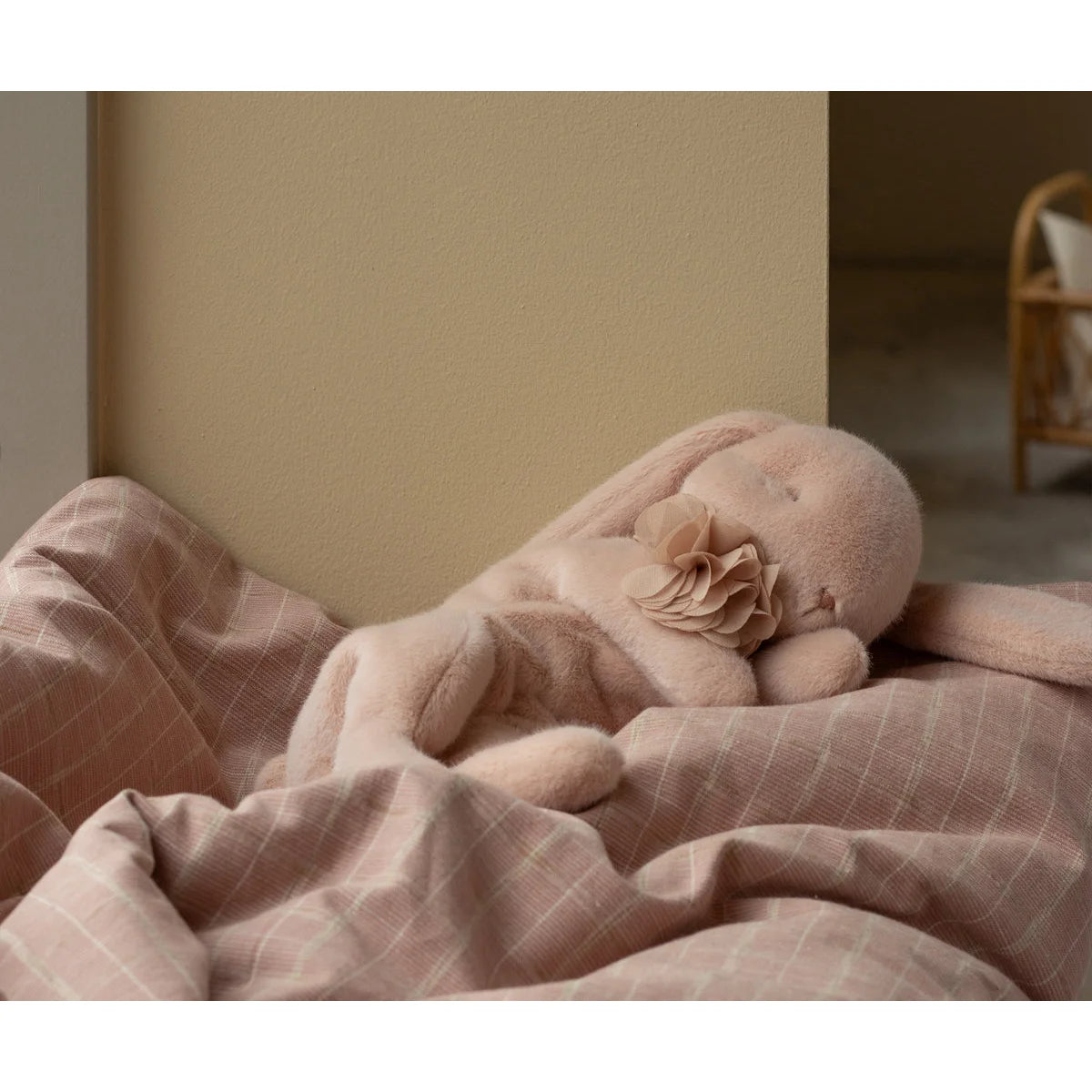 Weicher rosafarbener Plüschhase Schlafender Hase Klein Powder mit langem Ohren und Blütenhalskette