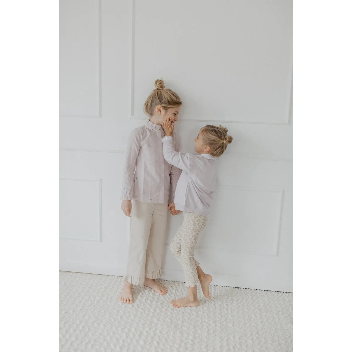 Zwei Mädchen in Schlag Leggings Leo mit Schleife, nachhaltige Babykleidung Schweiz