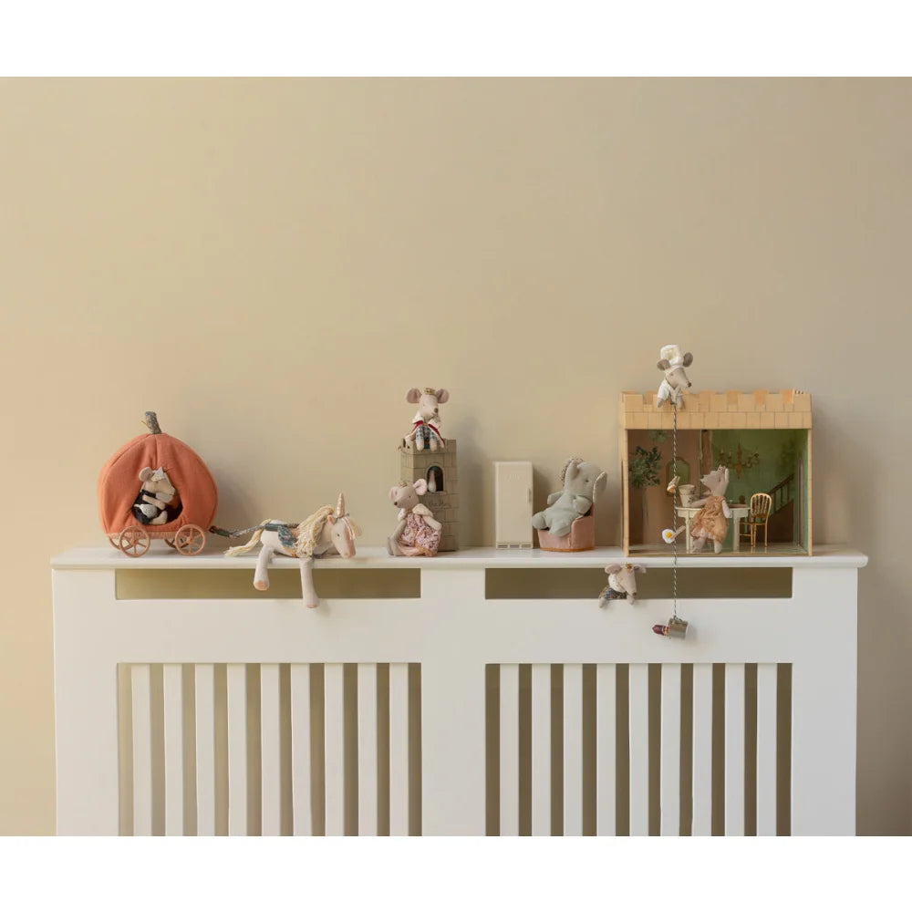 Weißer Schlosssaal-Radiatorenabdeckung mit Deko-Objekten