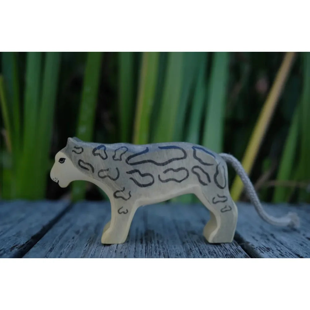 Schneeleopard Spielzeugfigur in Hellgrau und Tan mit schwarzen Flecken