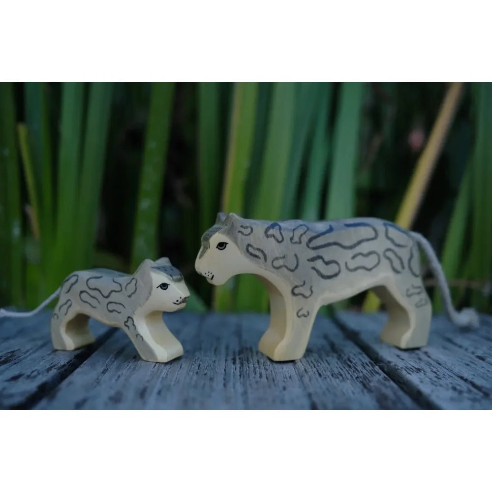 Zwei geschnitzte Holz-Schneeleoparden Figuren im Produkt Schneeleopard klein