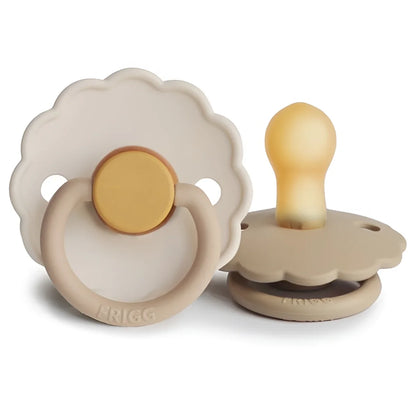 Beige und goldfarbene silikon schnuller mit muscheldesign und hicco prägung für 6 bis 18 monate nachhaltig und ökologisch
