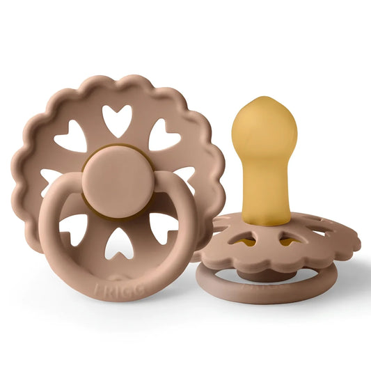 Silikon-Babyschnuller mit floralem Design und Herzchen-Ausschnitten von Schnuller Fairytale