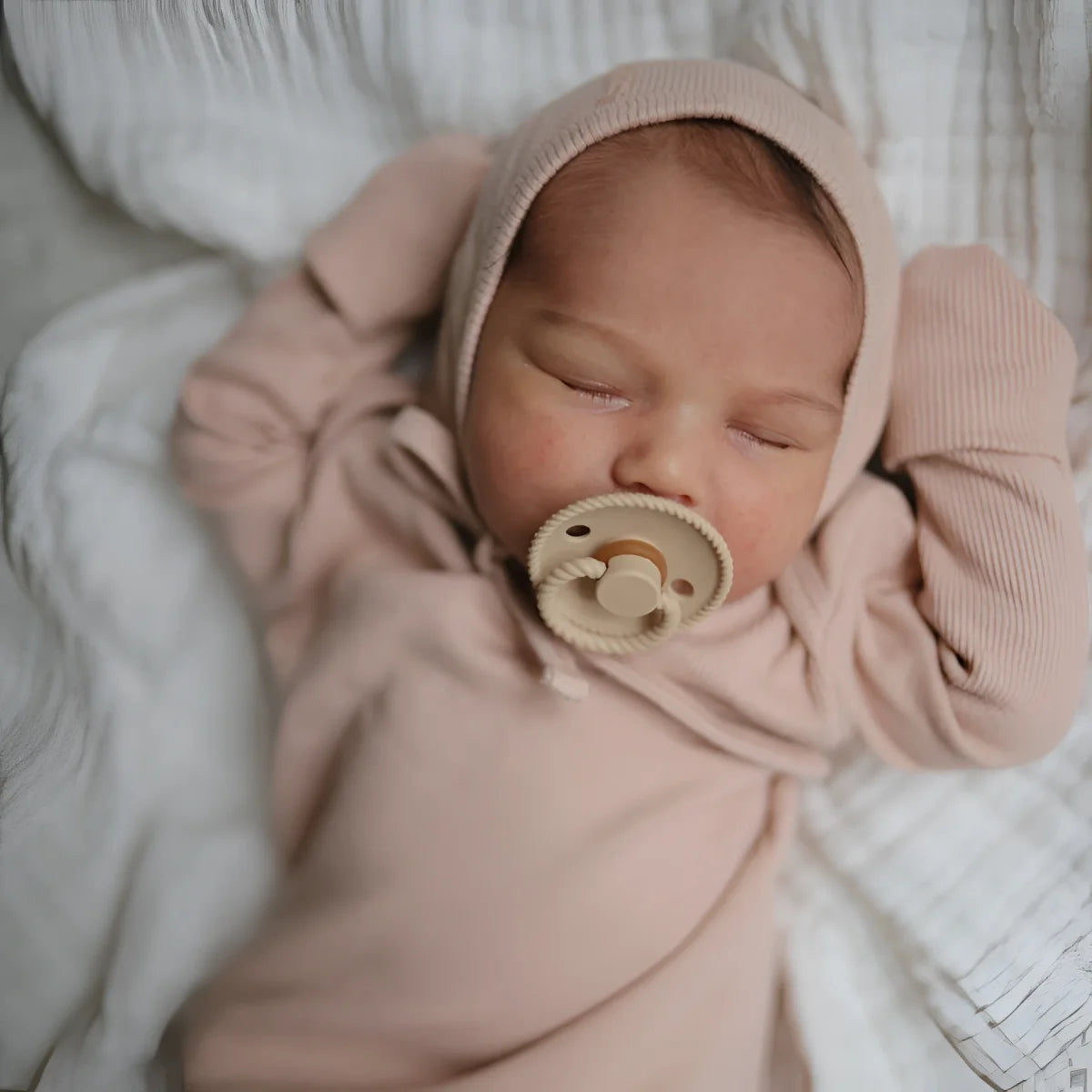 Schlafendes Baby in pinkem Outfit mit Schnuller aus Schnuller Latex 4er-Pack