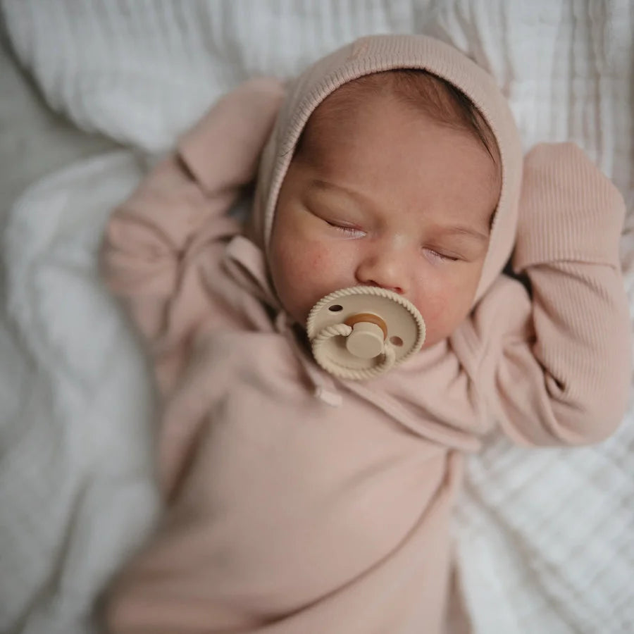 Schlafendes Baby in pinkem Outfit mit Schnuller aus Schnuller Latex 4er-Pack