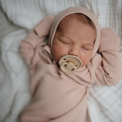 Schlafendes Baby in pinkem Outfit mit Schnuller aus Schnuller Latex 4er-Pack