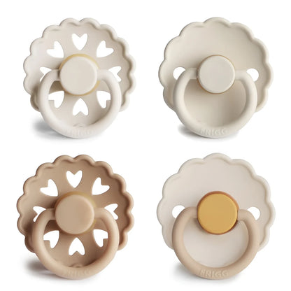 Beige und braune silikon schnuller mit herzförmigen auschnitten und ring, nachhaltig und ökologisch für neugeborene