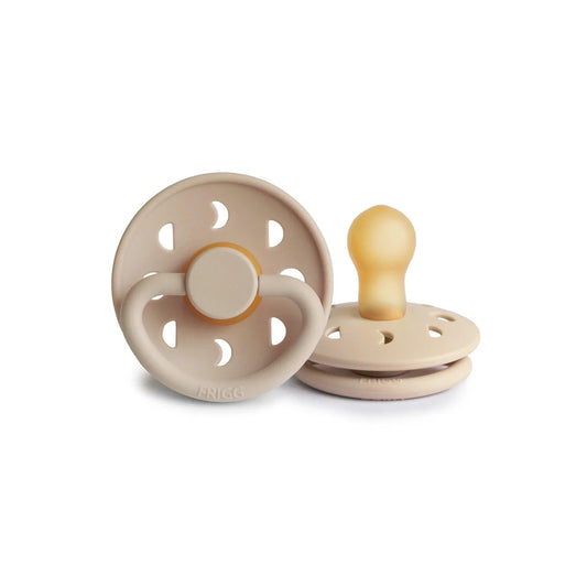 Beige Schnuller mit kreisförmigen Löchern und Holzgriff, für 6 bis 18 Monate