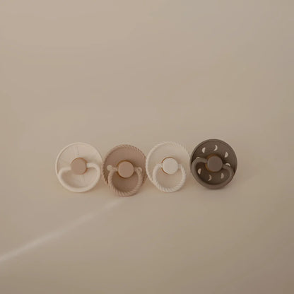Vier Schnuller in neutralen Farbtönen, Teil des Crystal Sparkle 4-Packs