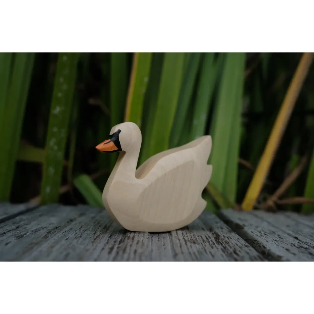 Helles Holzschwan-Figurine mit orangefarbenem Schnabel und schwarzer Spitze