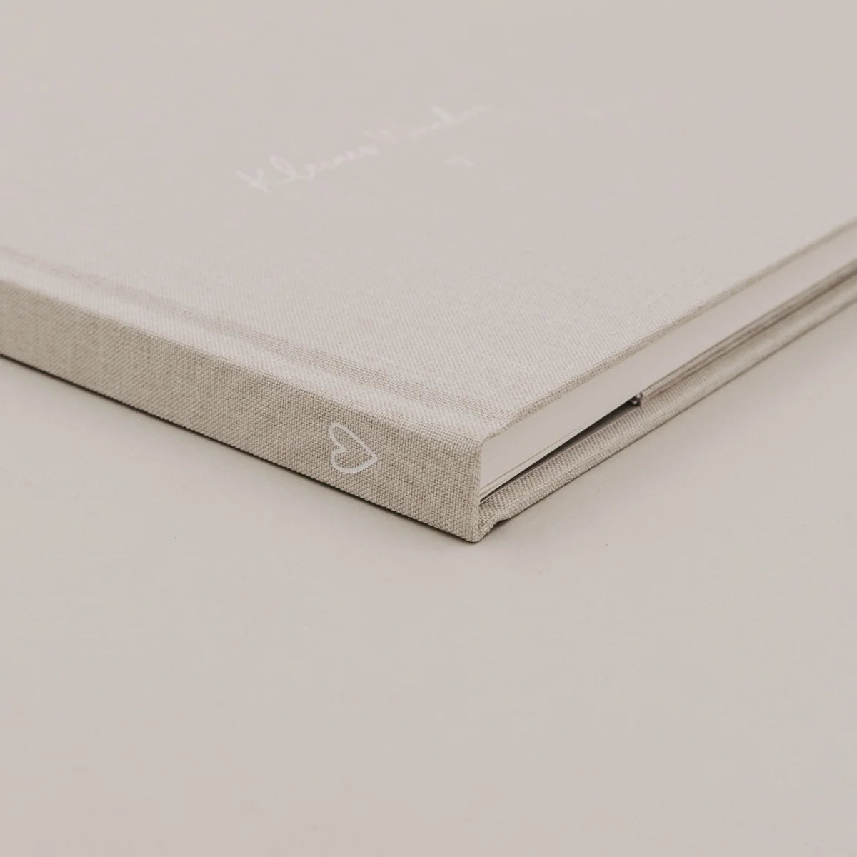 Sanftes Schwangerschaftstagebuch mit weißem Kännchen-Herz-Emblem