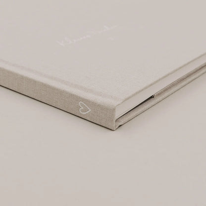 Sanftes Schwangerschaftstagebuch mit weißem Kännchen-Herz-Emblem