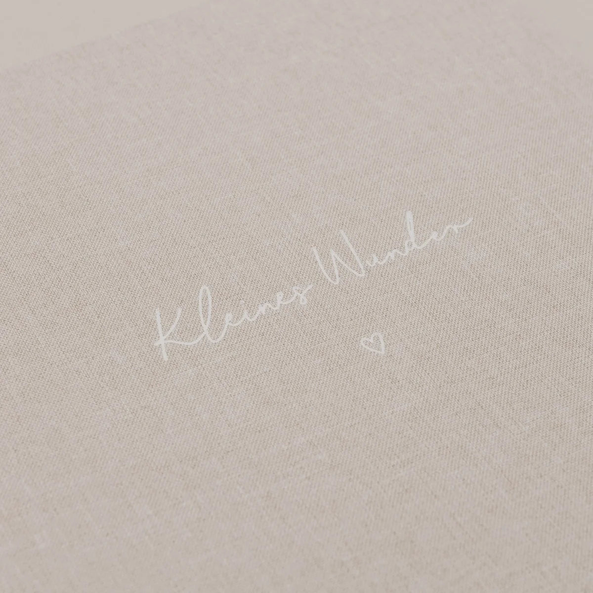 Beige Leinenstoff mit weißer Stickerei kleines Wunder und Kännchen Herz