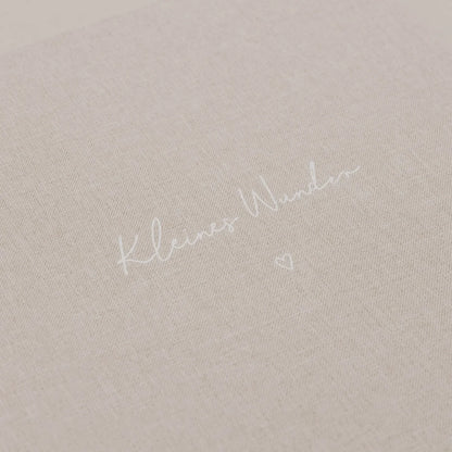 Beige Leinenstoff mit weißer Stickerei kleines Wunder und Kännchen Herz