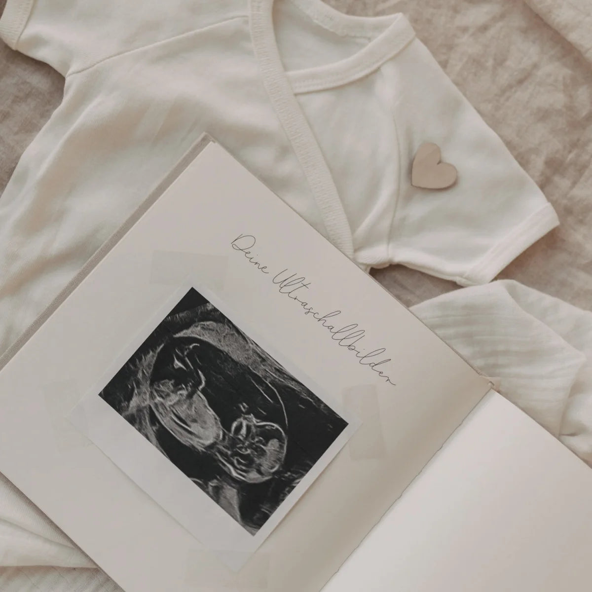 Weiches weißes Babybody mit Kännchen Herz Charm für nachhaltige Babykleidung Schweiz