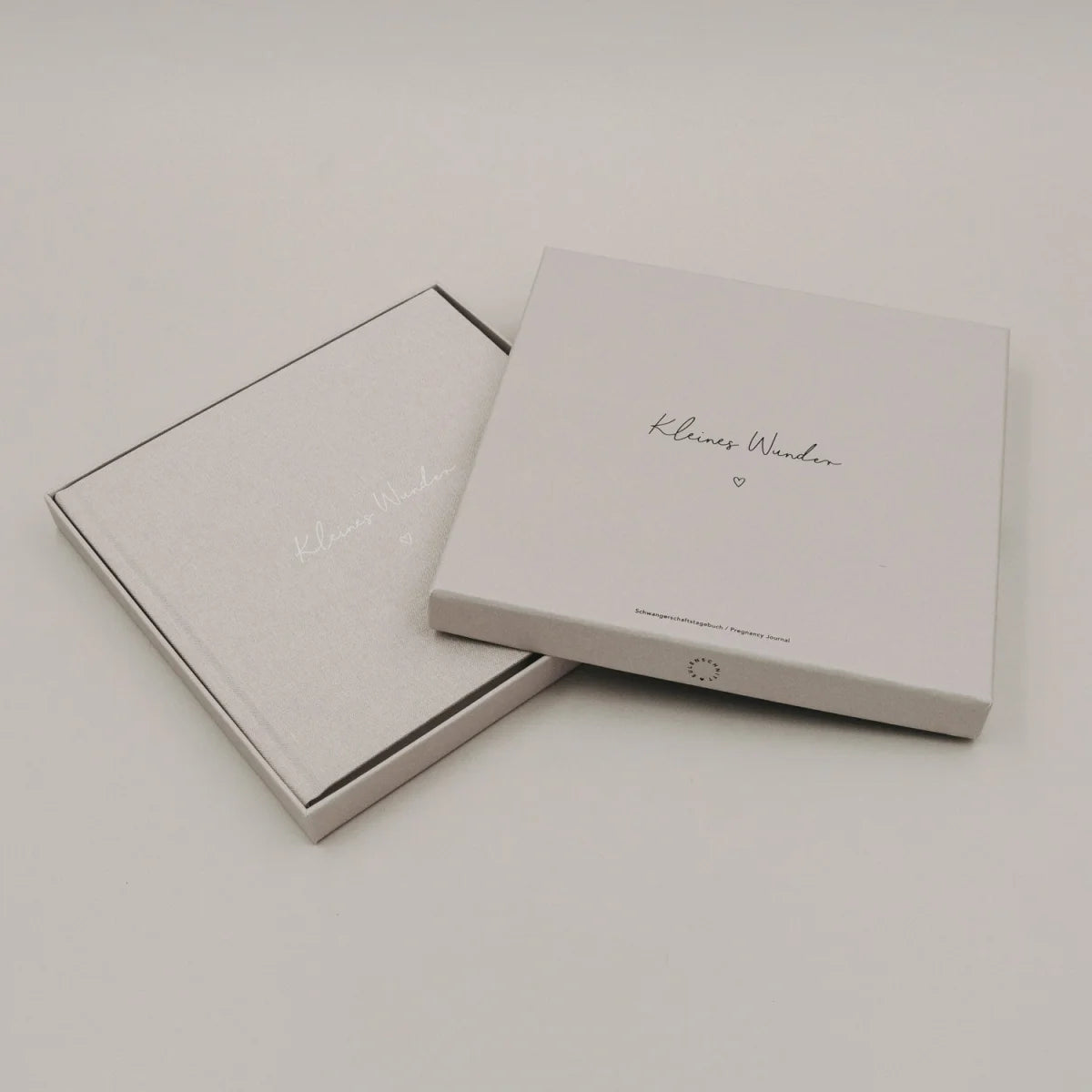 Minimalistisches weißes Geschenkschachtel mit Kleines Wunder und Herz für Schwangerschaftstagebuch