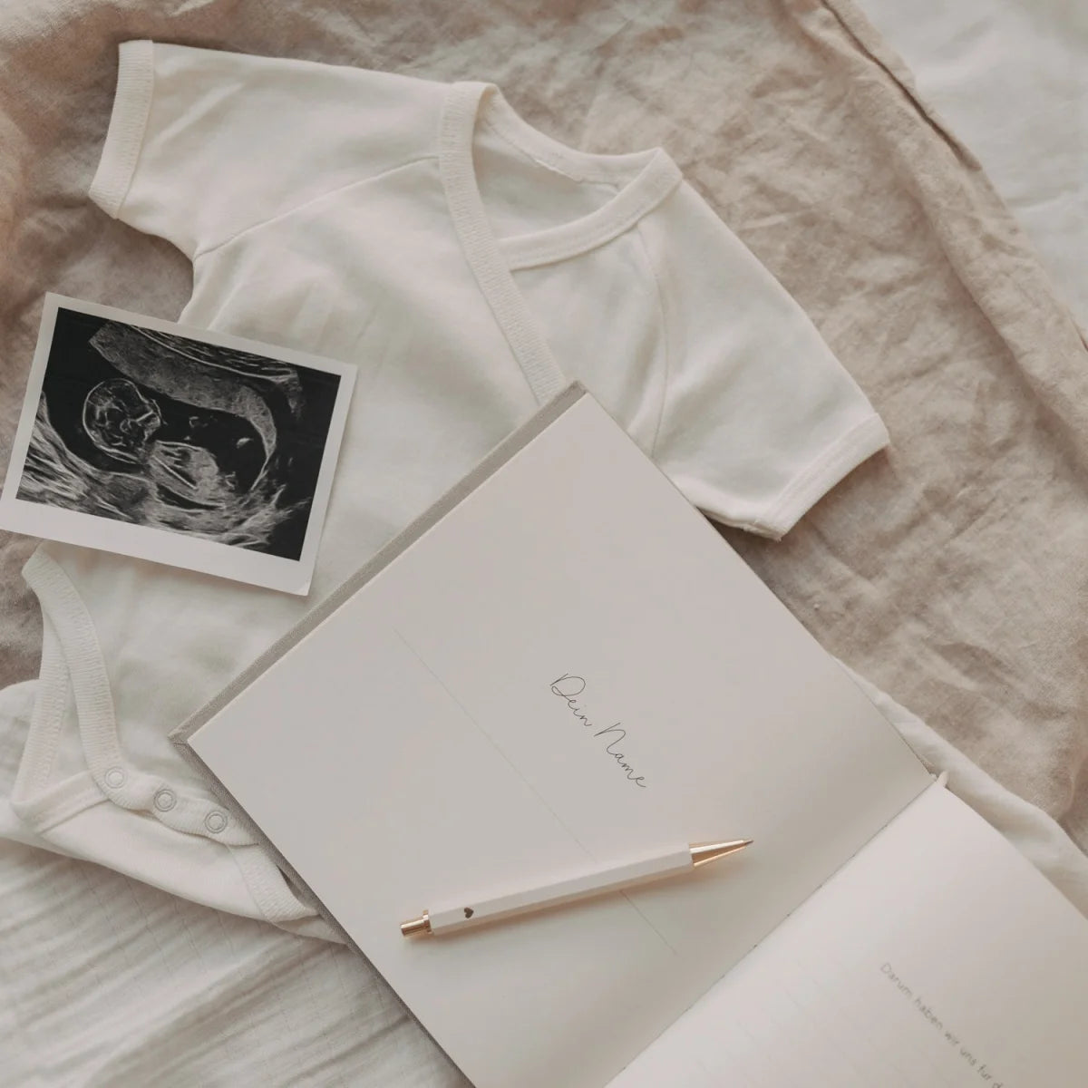 Weißes Baby-Bodys mit kurzen Ärmeln, nachhaltige Babykleidung Schweiz