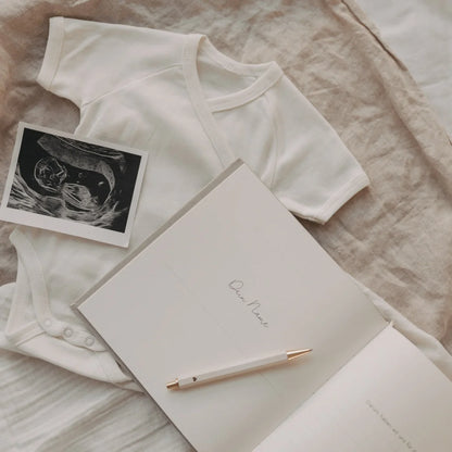 Weißes Baby-Bodys mit kurzen Ärmeln, nachhaltige Babykleidung Schweiz