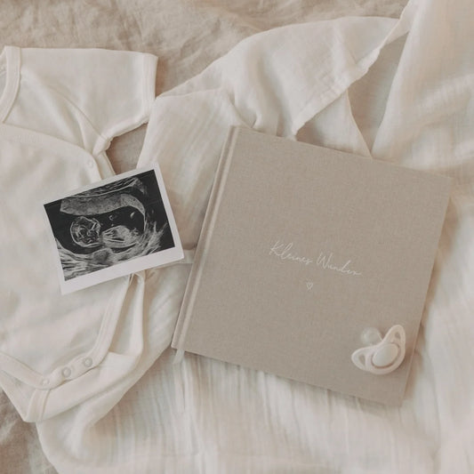 Beige Baby-Gedächtnisbuch Kleines Wunder mit Schnuller-Charm für Schwangerschaftstagebuch
