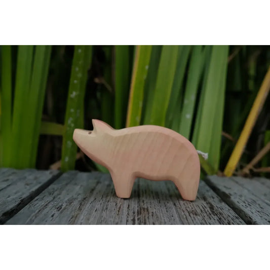 Helles rosafarbenes Holzspielzeug Schwein mit kleinem Schwanz als Dekorationsstück