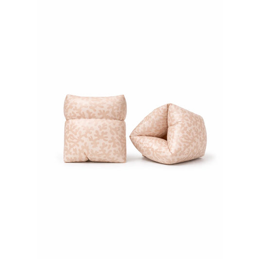 Beige gequiltetes kissen mit floralem muster aus weichem stoff ideal für ökologische baby- & kinderprodukte