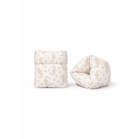 Creamfarbiges kissen mit grauen seepferdchen und sternen aus weichem samtstoff ideal für ökologische baby- & kinderprodukte