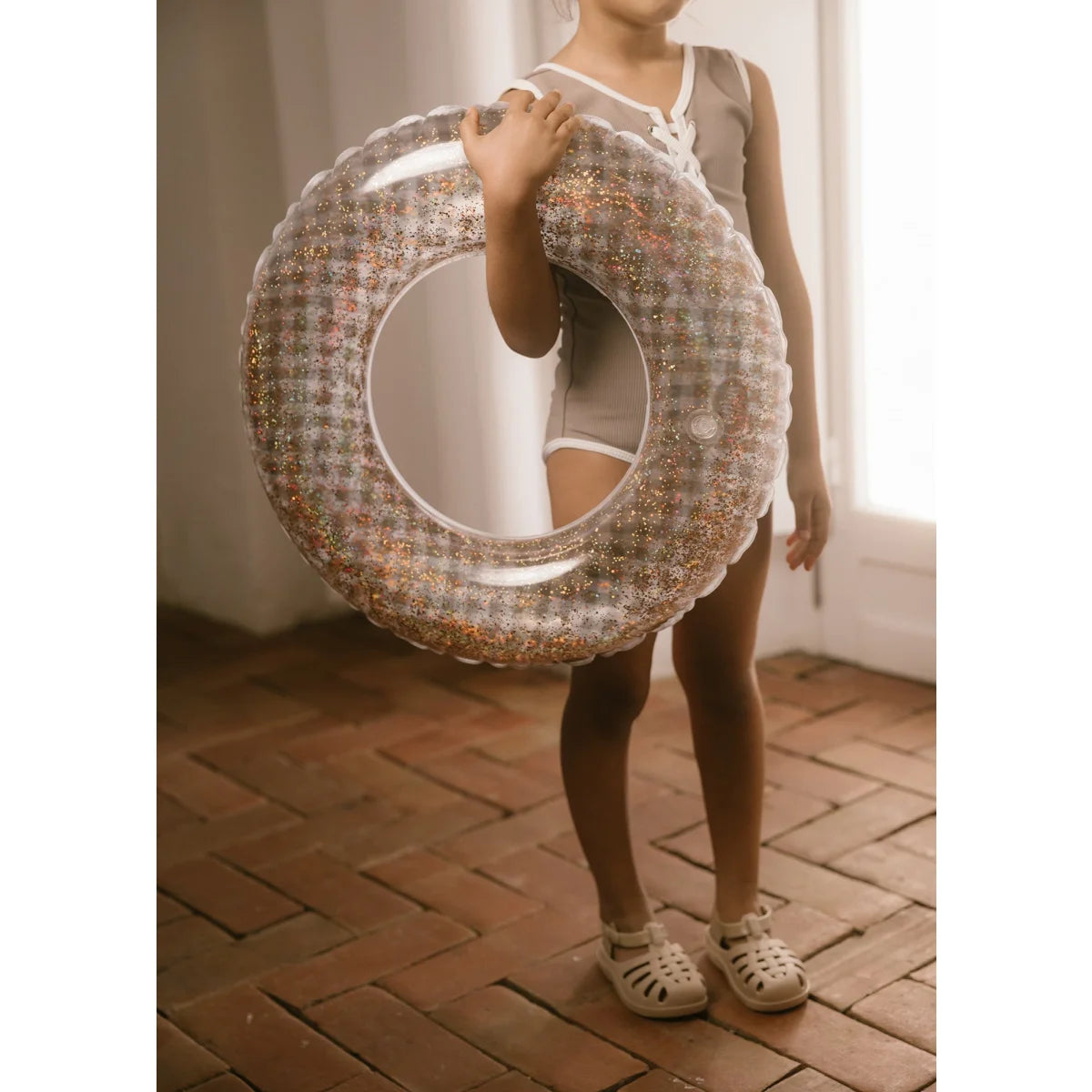 Klarer schwimmring mit glitzerndem houndstooth muster ideal für ökologische baby- & kinderprodukte und geschenke für neugeborene