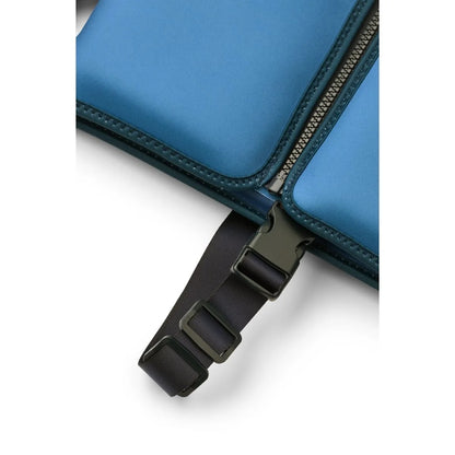 Blaue Nylon-Schultertasche mit schwarzem Gurt und Schnalle, Rückseite Dove Riverside