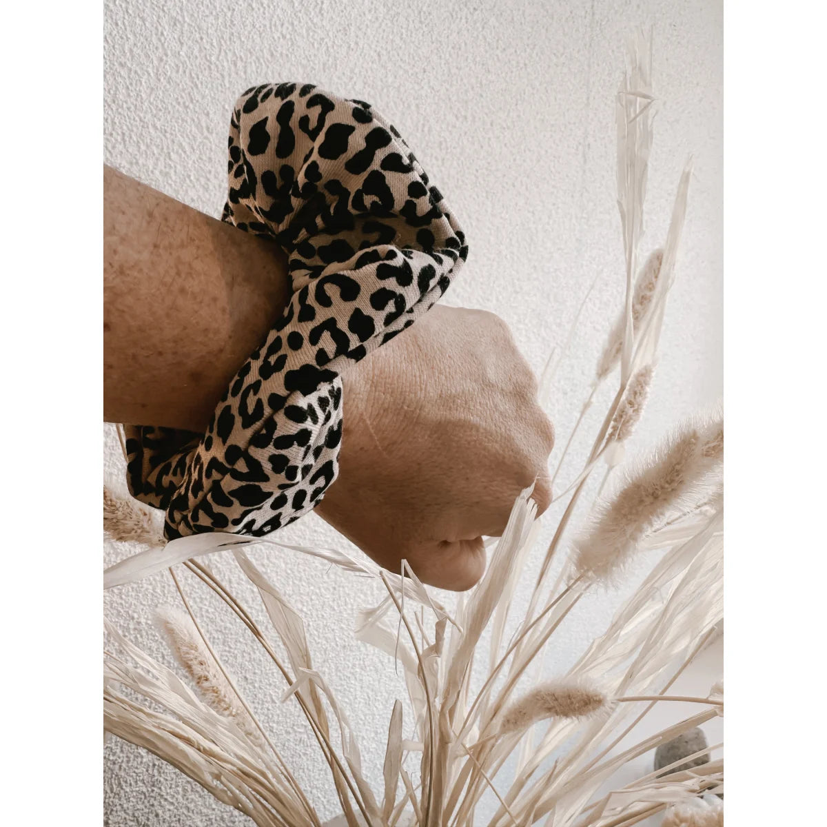Weicher, dehnbarer Leopard-Print-Scrunchie in Schwarz und Beige aus Jersey Leo