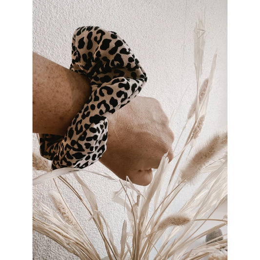 Weicher, dehnbarer Leopard-Print-Scrunchie in Schwarz und Beige aus Jersey Leo