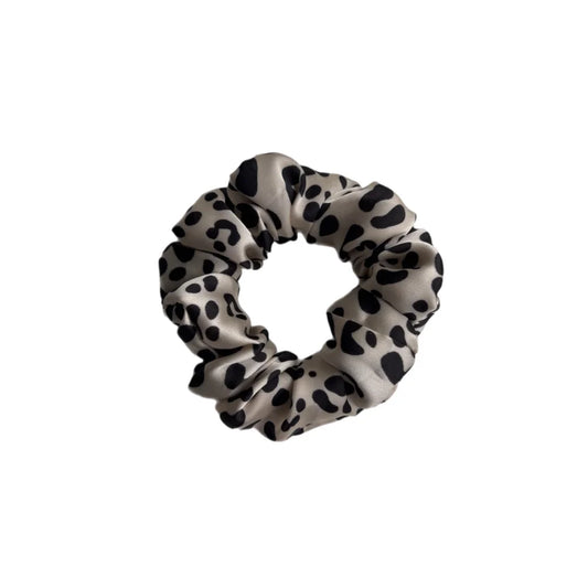 Schwarzer und weißer Leopard-Print-Scrunchie Fable mit Seidenstruktur