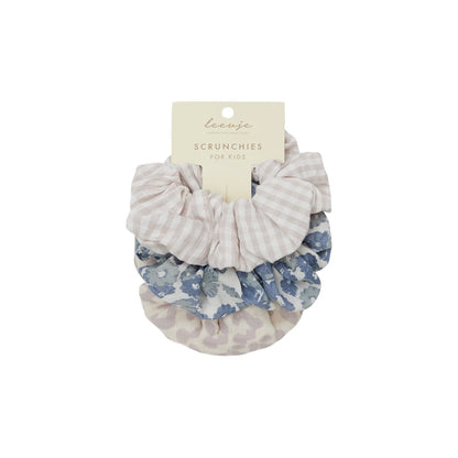 Drei Scrunchies Summer Kollektion stapelnd: Gingham, Blumen, Leopard