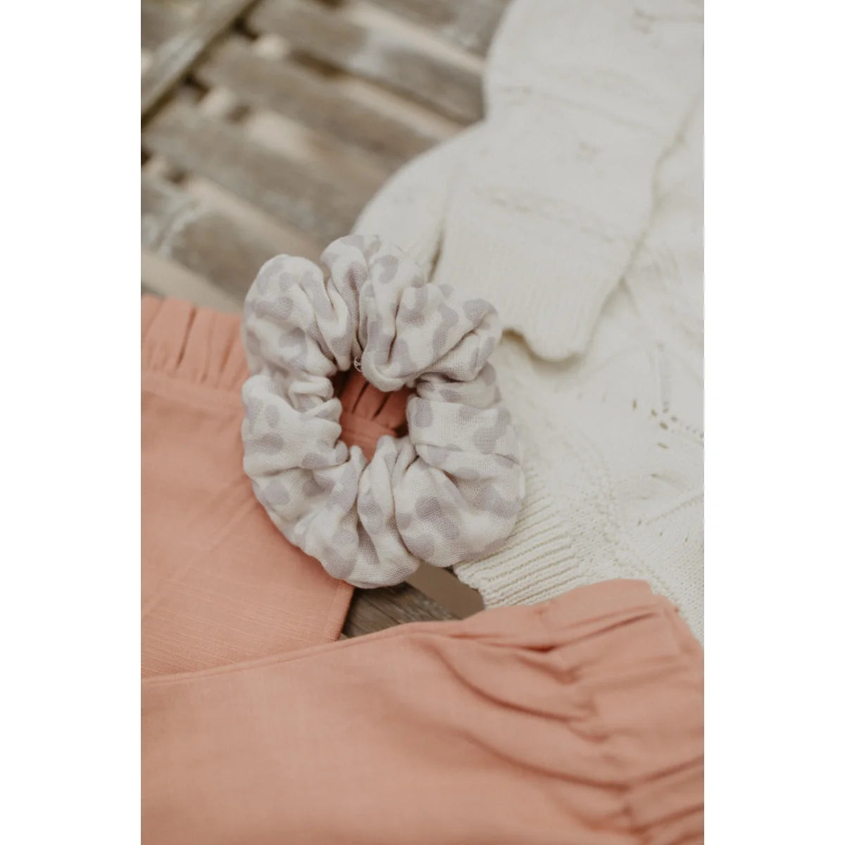 Hellgrauer Scrunchie mit Polkapunkten auf Pfirsichstoff, Sommer Kollektion Kinder