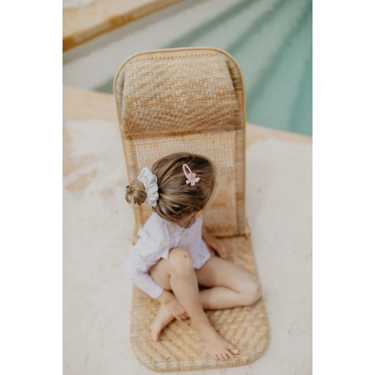 Zarte rosa Schmetterlingsspange im Kinderknoten mit grauer Scrunchie, Summer Kollektion