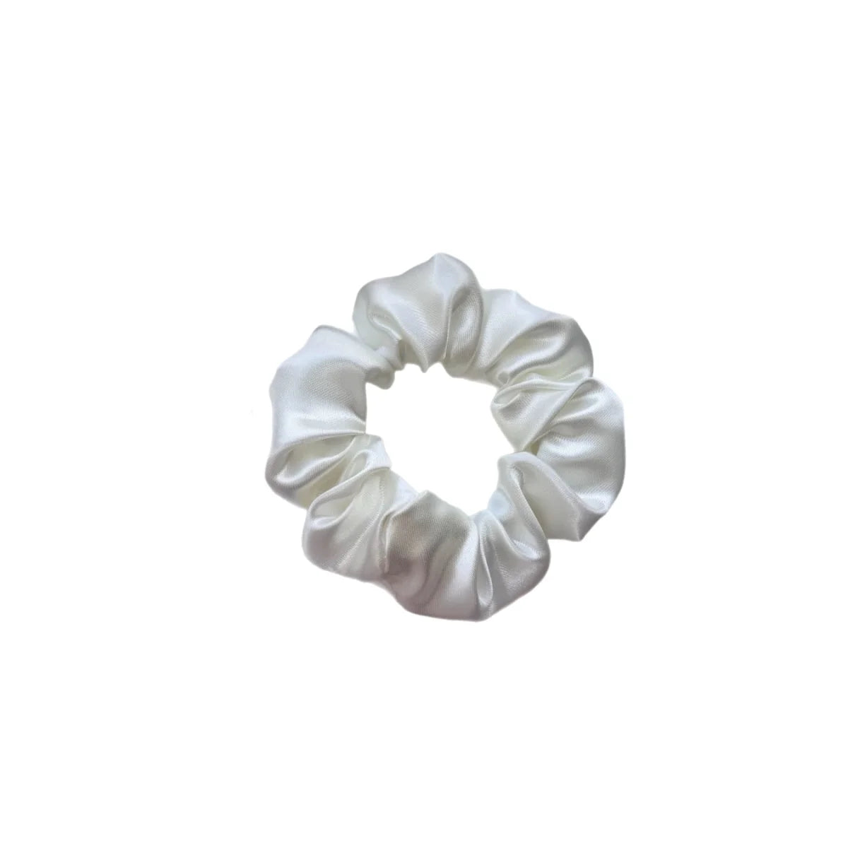 Ein eleganter offwhite satin scrunchie mit glänzendem finish und weicher geraffter textur von felice