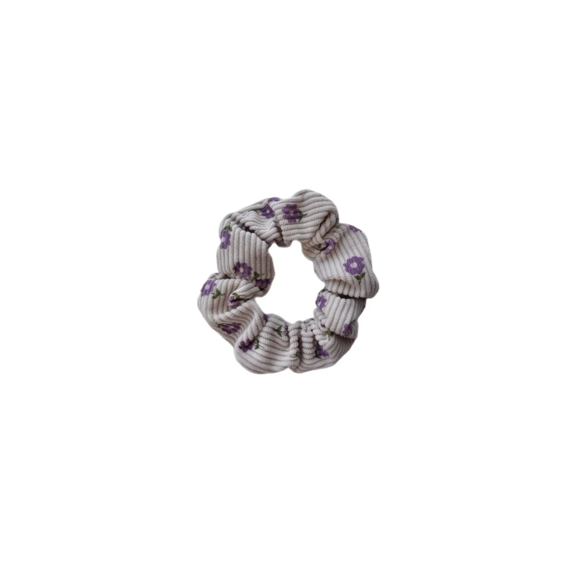 Ein weicher beiger kordstoff scrunchie mit zarten violetten blumenmustern aus der serie scrunchies mini plus me violet