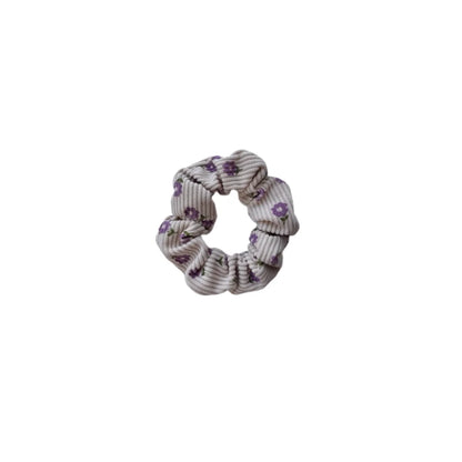 Ein weicher beiger kordstoff scrunchie mit zarten violetten blumenmustern aus der serie scrunchies mini plus me violet