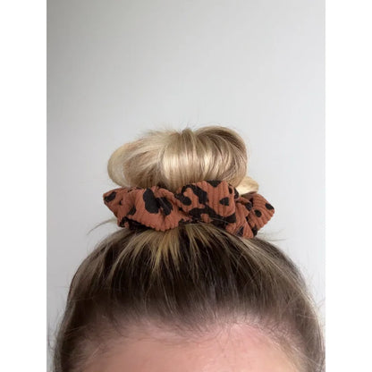 Leopardenprint-Scrunchie mit rosa-braunem Muster von Nala Scrunchies