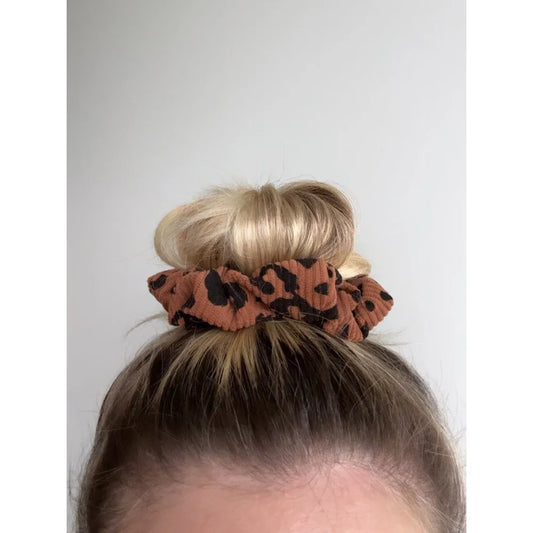 Leopardenprint-Scrunchie mit rosa-braunem Muster von Nala Scrunchies