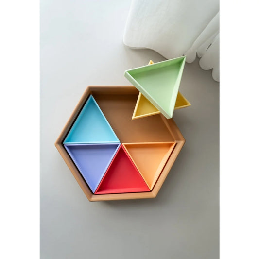Sechseckige mandigo spielschale mit sechs dreieckigen, pastellfarbenen einsätzen aus mattem kunststoff