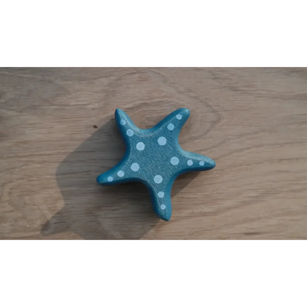 Teal Seestern-Ornament aus Holz, sternförmig mit weißen Punkten