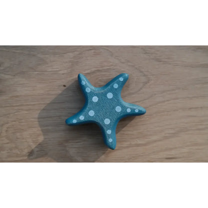 Teal Seestern-Ornament aus Holz, sternförmig mit weißen Punkten