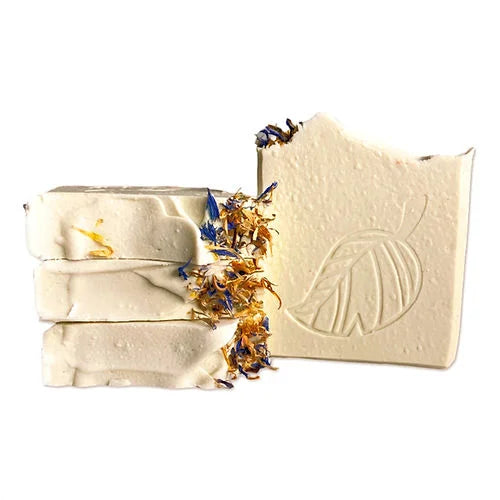 Handgemachte Seifen mit getrockneten Blütenblättern, Seife Calendula Duft frei