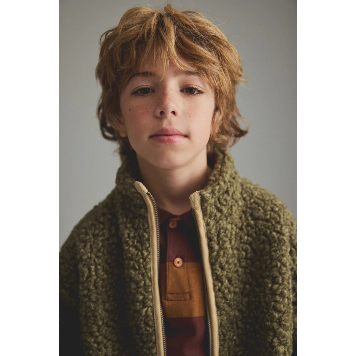 Cozmo Sherpa-Jacke Hugo Green am Kind getragen