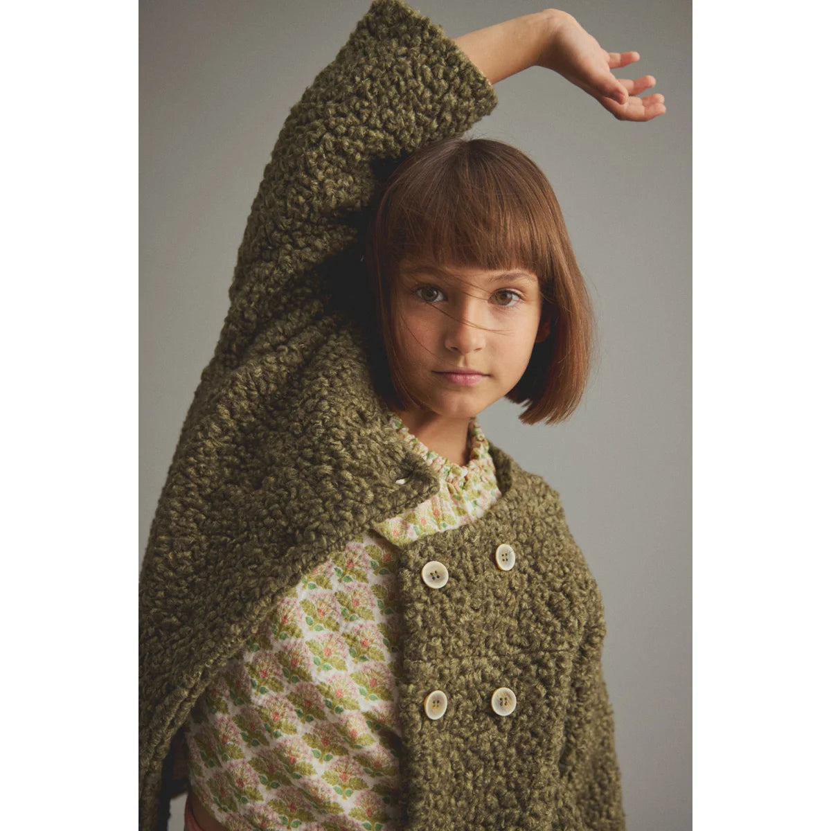 Cozmo Sherpa-Mantel Roma Green am Kind getragen