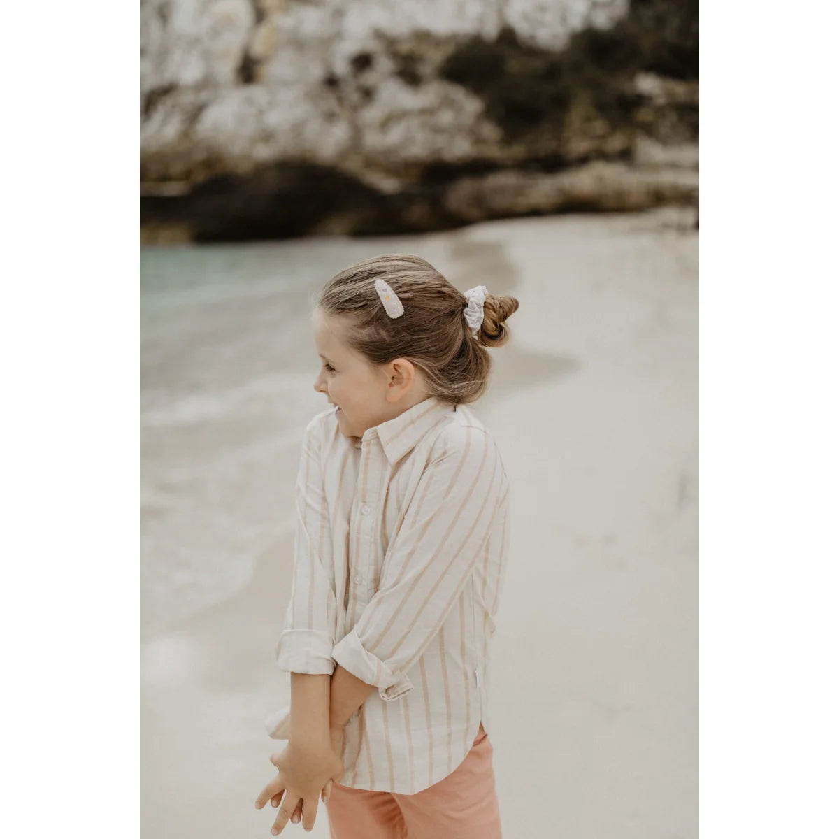 Junge mit Dutt in nachhaltiger Babykleidung Schweiz, Beige Streifen Leinenhemd