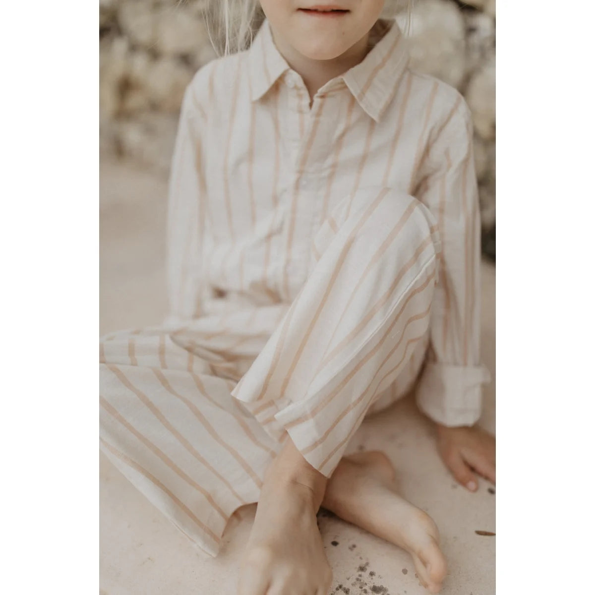 Nachhaltige Babykleidung Schweiz: Beige gestreiftes Leinen-Set für Babys