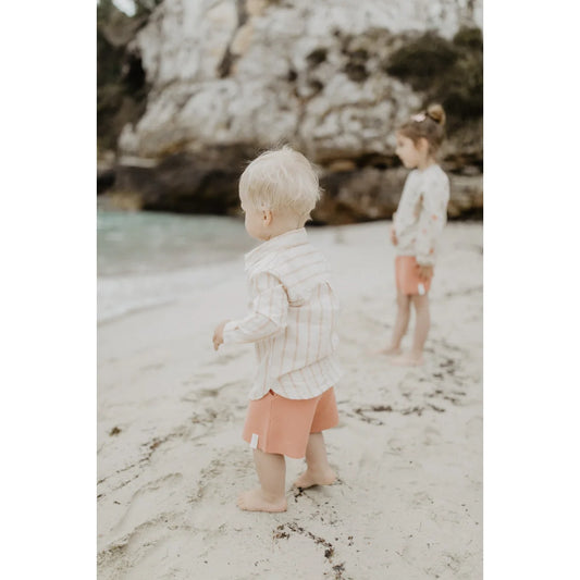 Kleinkind in nachhaltiger Babykleidung Schweiz: Leinenhemd Beige Streifen am Strand